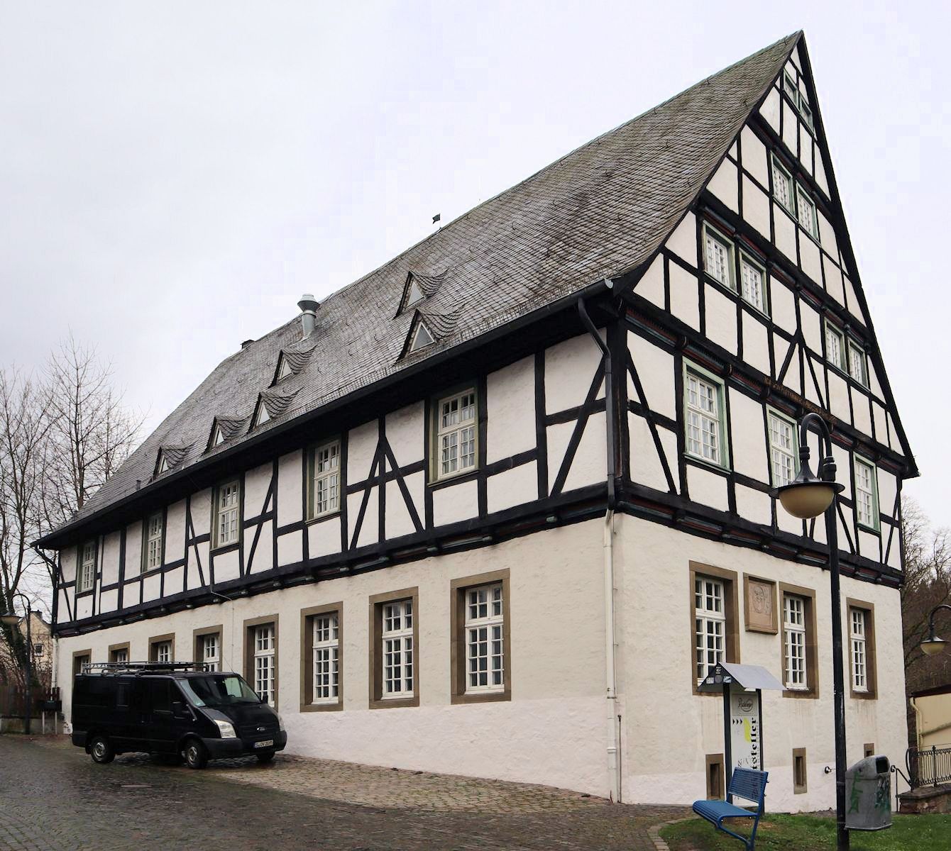 Äbtissinnengebäude von 1661 neben der Kirche St. Marien in Fröndenberg