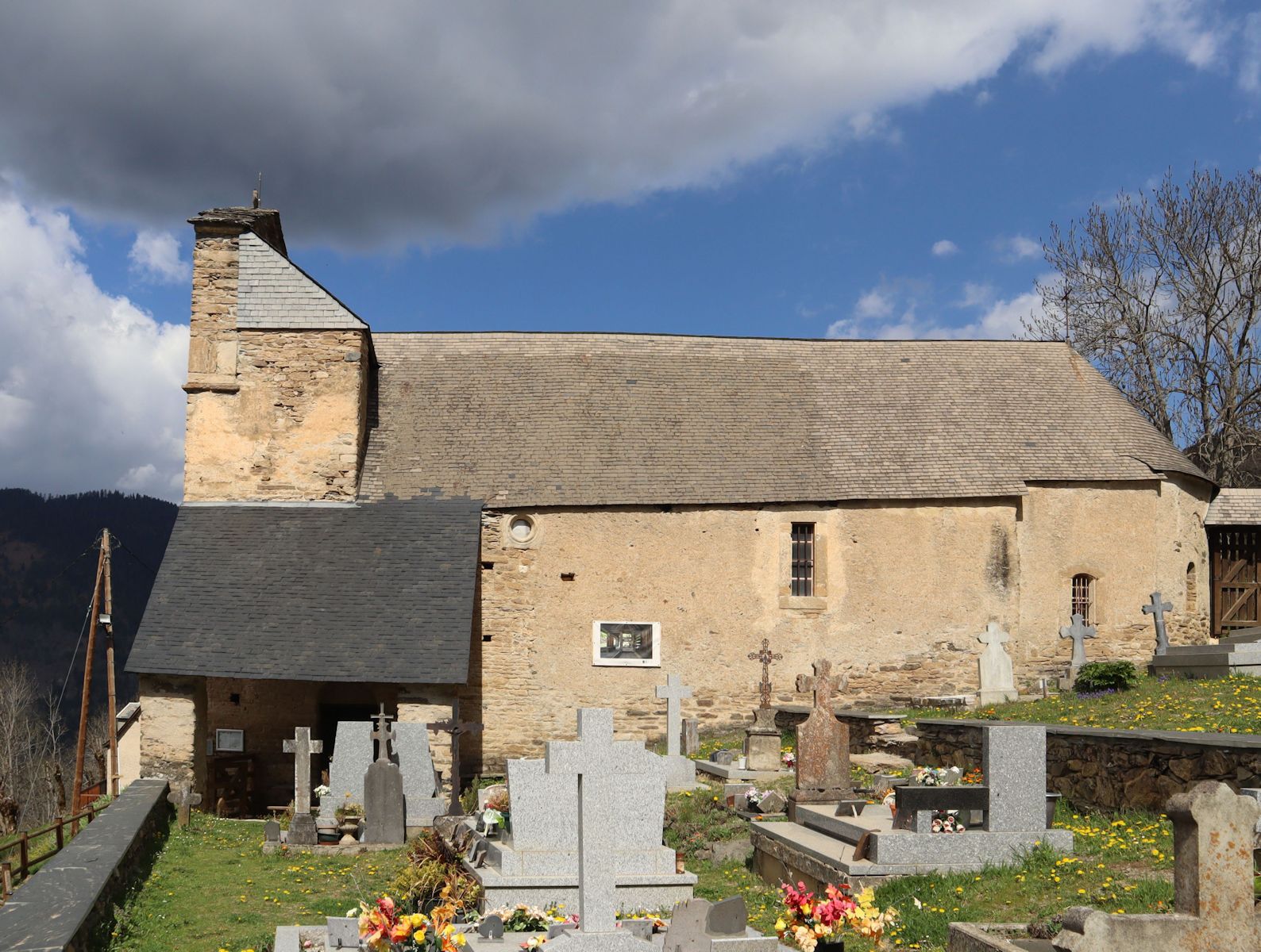 Kirche im Weiler Saint-Calixte hoch in den Bergen