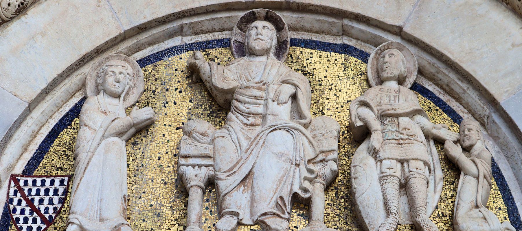 Tympanon: Maria, Christus und Mercurius, der Christus die Treue des Langobardenherrscher Arechis anbietet (von links), um 800, an der Kirche Santa Sofia in Benevent