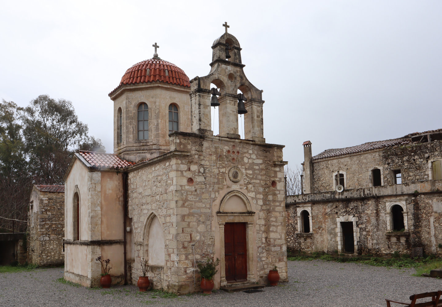 Katholikon und zerfallende Gebäude des Klosters Asomáton