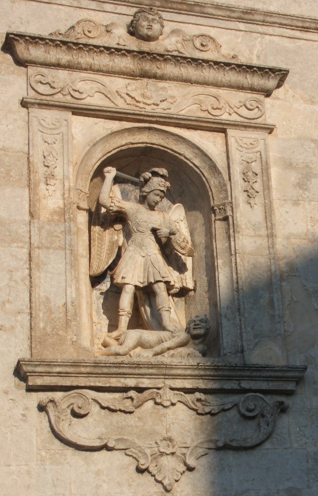 Skupltur: Michael, der Drachentöter, an der Kirche in Monte St. Angelo auf dem Gargano