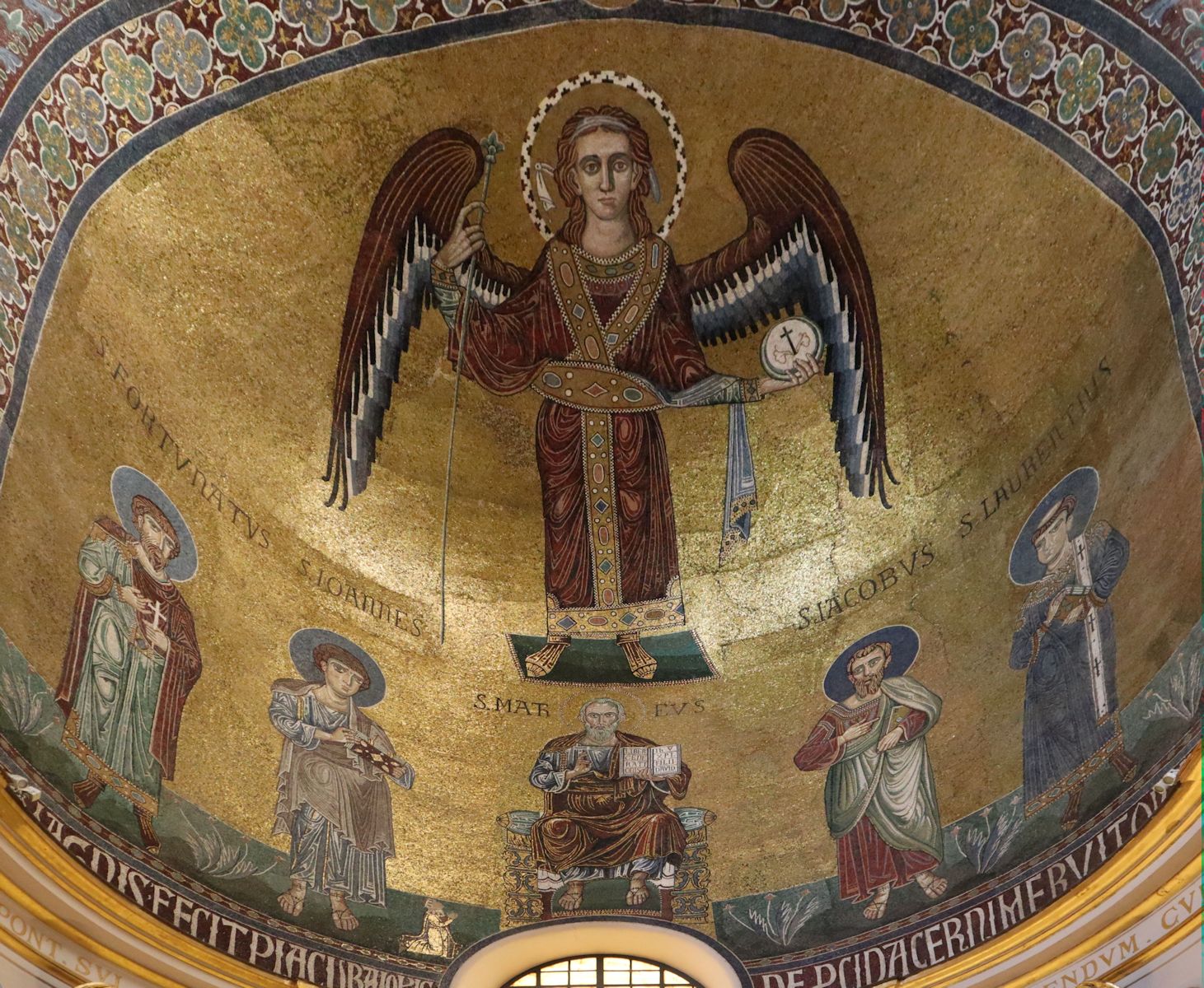 Giovanni da Procida: Michael mit (von links): Fortunatus, Johannes, Matthäus, Jakobus und Laurentius, Mosaik, 1258, in der Kathedrale in Salerno