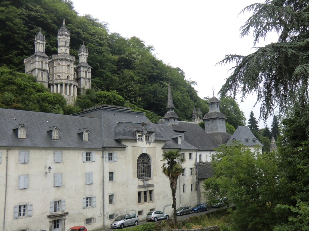 Das ehemalige Priesterseminar am Sanktuarium in Lestelle-Bétharram, darüber die Kapelle „Notre-Dame de l'Étoile”