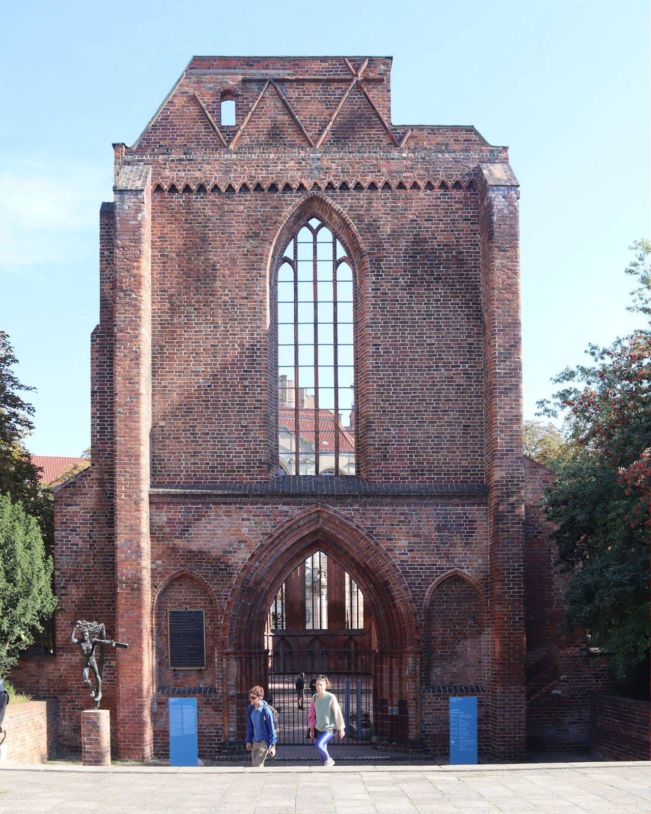 Kirche des ehemaligen „Grauen Klosters” in Berlin, 1945 durch allierte Bomben zerstört, heute Ort für Ausstellungen