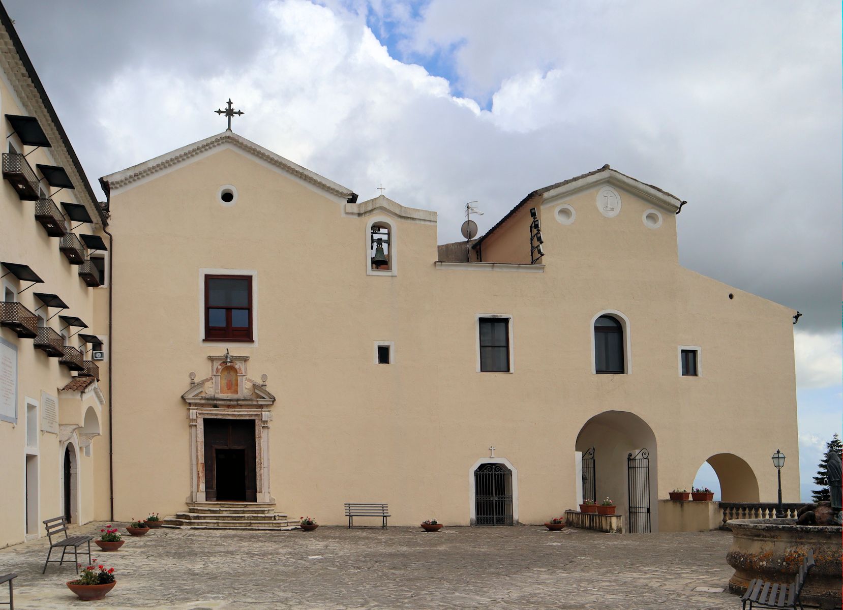 Kloster Santa Maria Occorrevole in den Bergen bei Piedimonte Matese