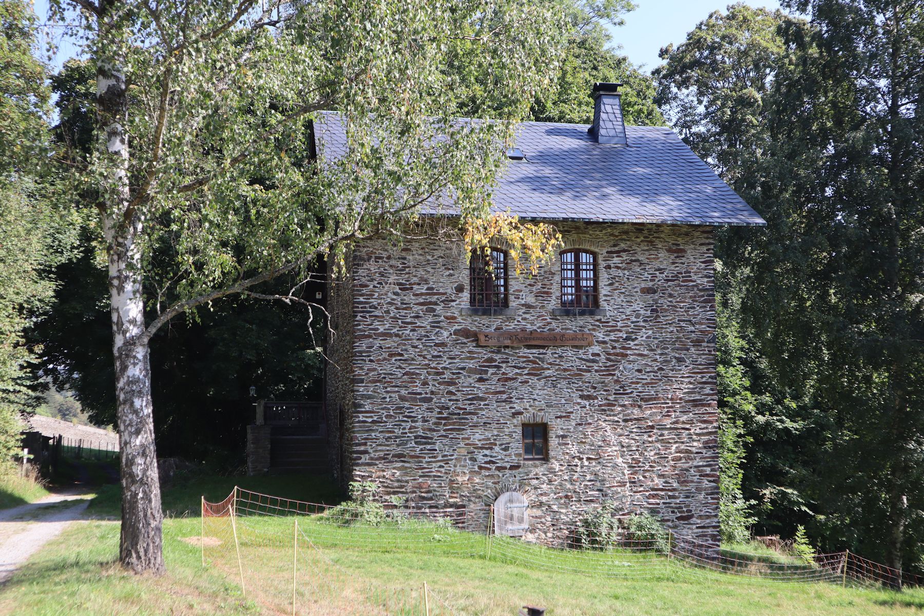 der „Fuchsturm”, der Torturm zur Klausur des Nikolaus-Klosters in Grünhain, das einzig erhaltene Gebäude des ehemaligen Klosters