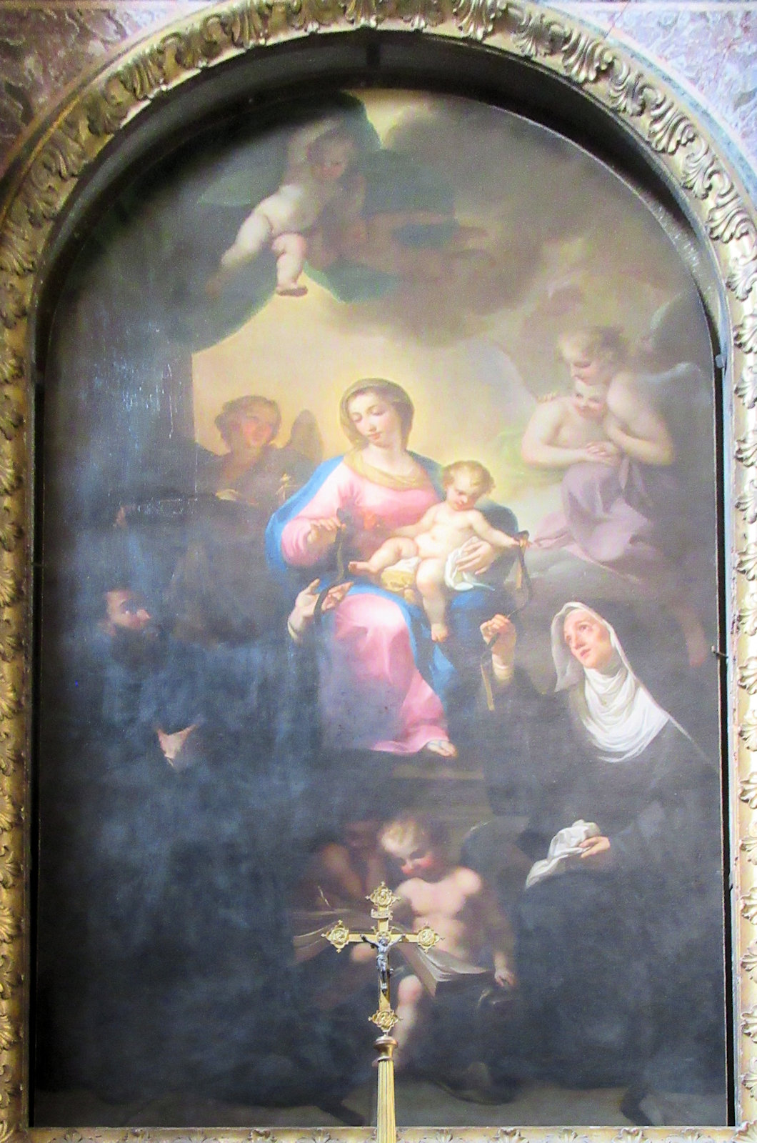 Giovanni Gattardi: Monika (rechts) vor Maria, die Augustinus (links) ihren Gürtel überreicht, Altarbild, um 1760, in der Kirche Sant'Agostino in Rom