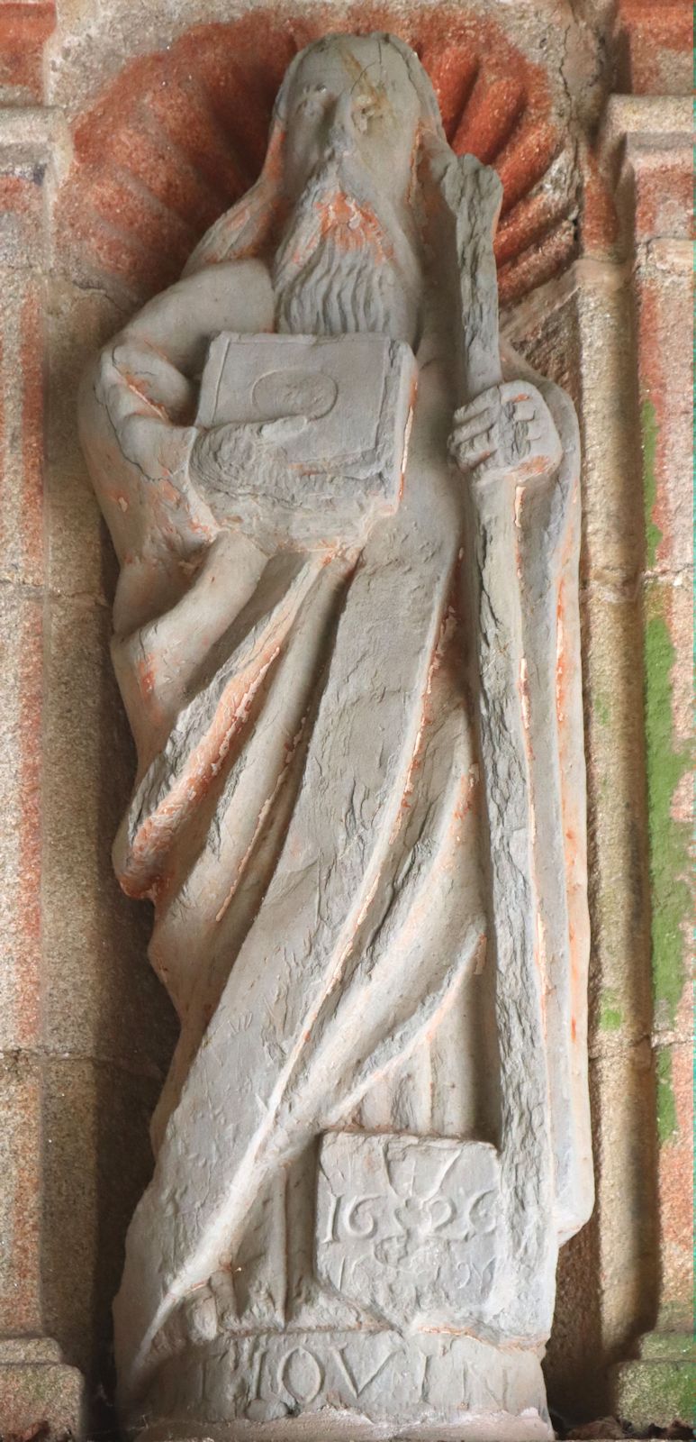 Statue an der Mordiern geweihten Pfarrkirche Saint-Mahouarn in Plomodiern