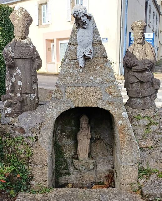 Brunnen mit Mordiern-Statue (innen) in Plomodiern