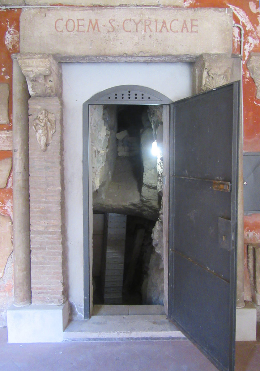 Eingang zu den Cyriaka-Katakomben im Kreuzgang des Klosters an San Lorenzo fuori le Mura in Rom