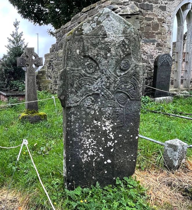 Muras Grabstein auf dem ehemaligen Friedhof in Fahan