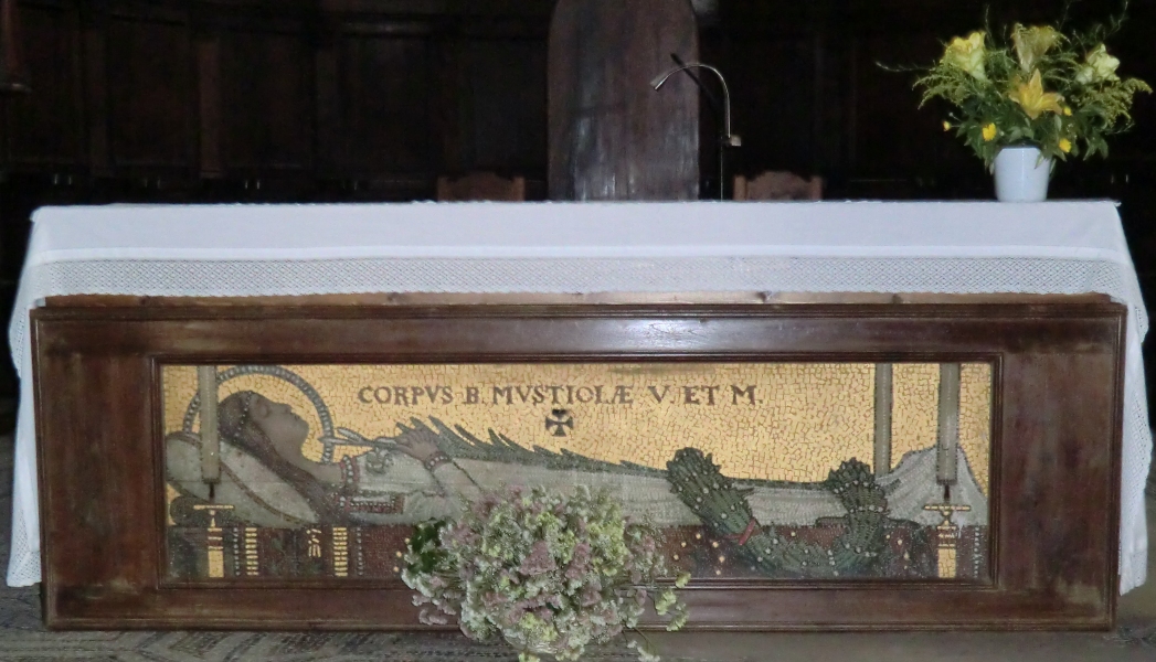 Altar mit Mustiolas Reliquien in der Kathedrale in Chiusi