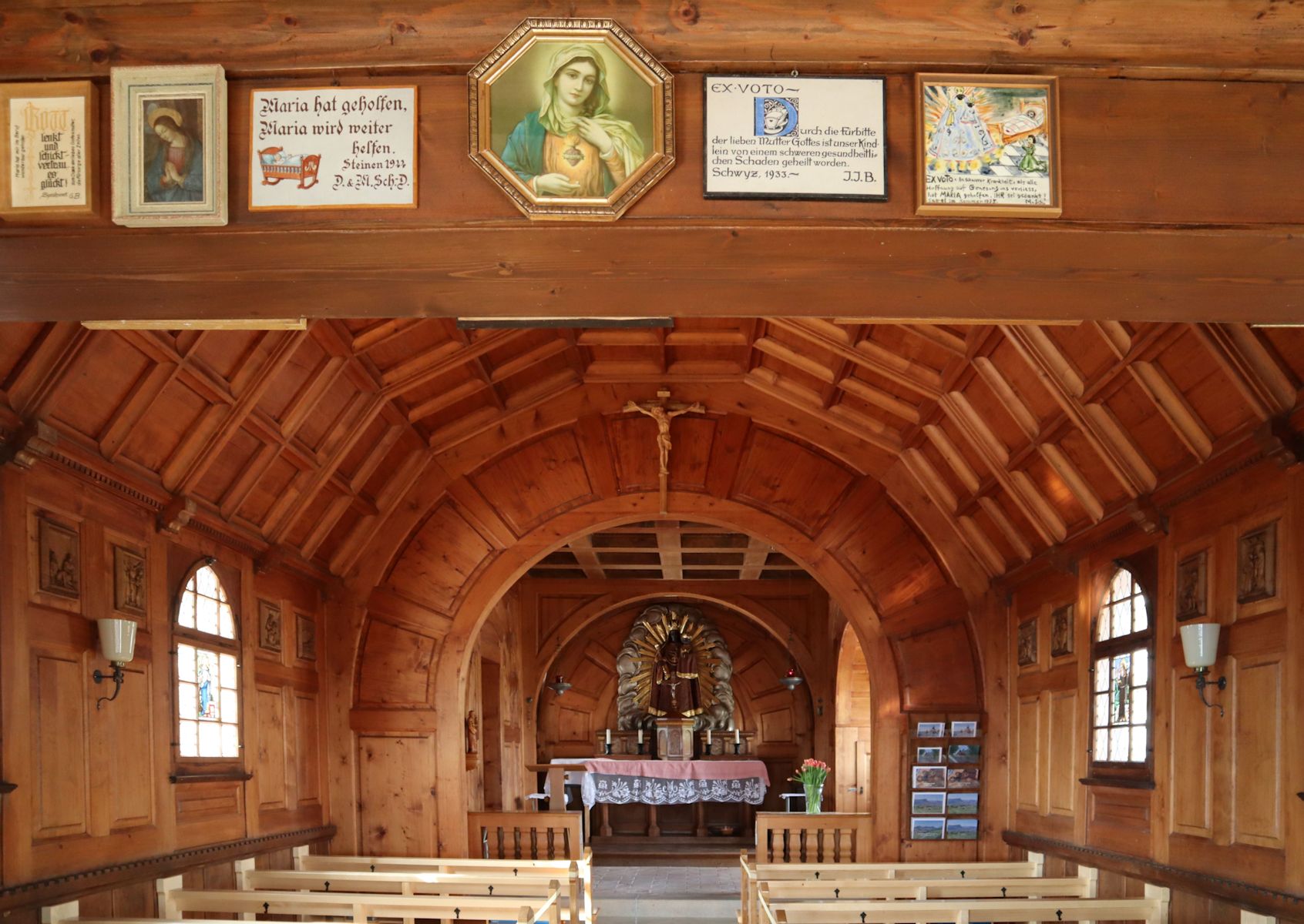 Kapelle auf der Haggenegg  mit einer Nachbildung des Gnadenbildes und Ex votos