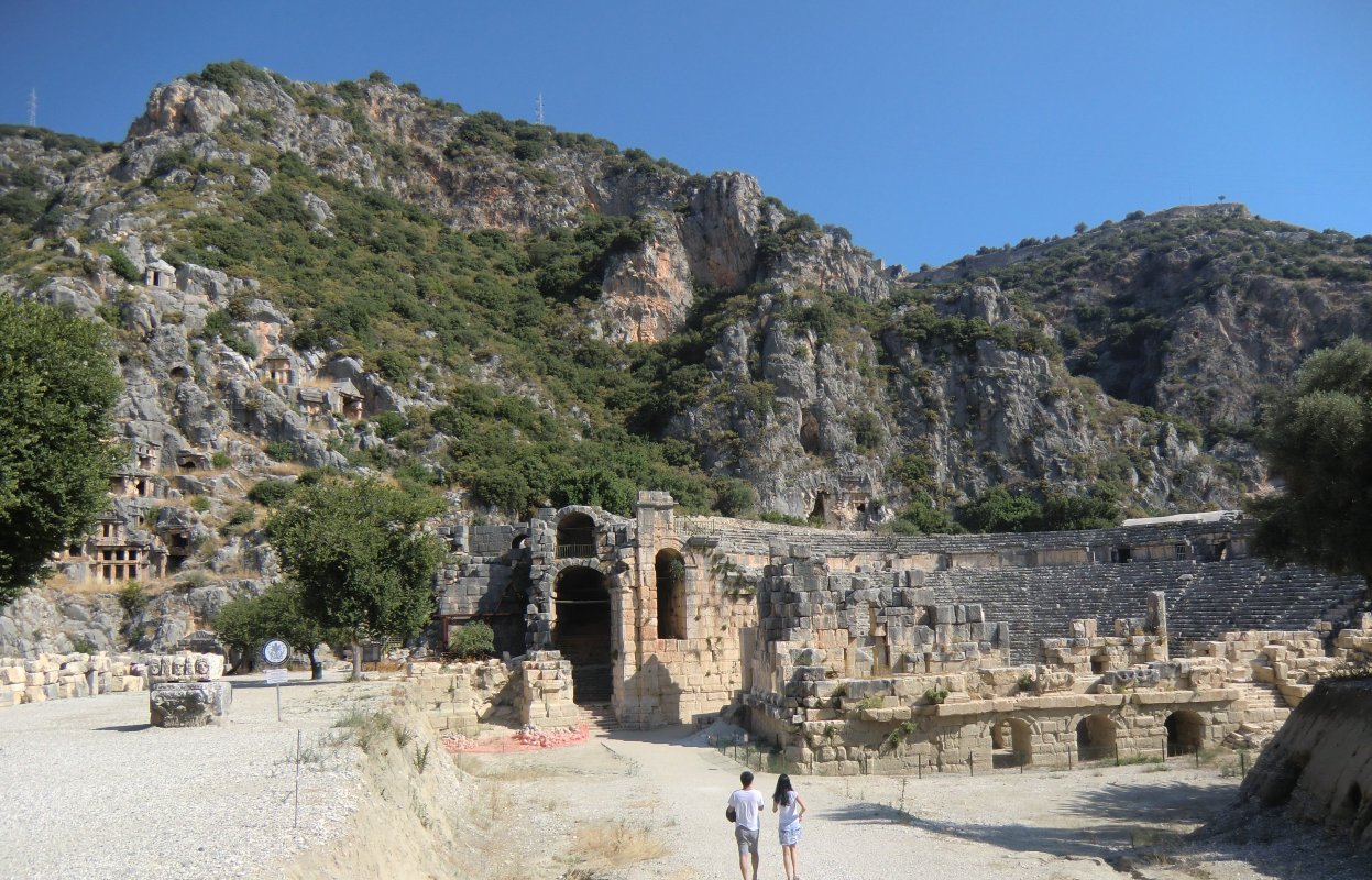 Von der alten Stadt Myra sind das römische Theater und die lykischen Felsengräber erhalten