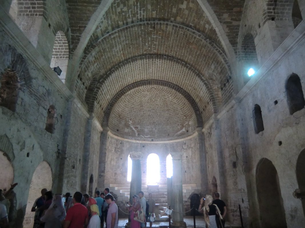 Kirchenschiff. Unter dem Baldachin seien früher die Gebeine von Nikolaus gelegen, bis sie 1087 von Räubern aus Bari gestohlen wurden.
