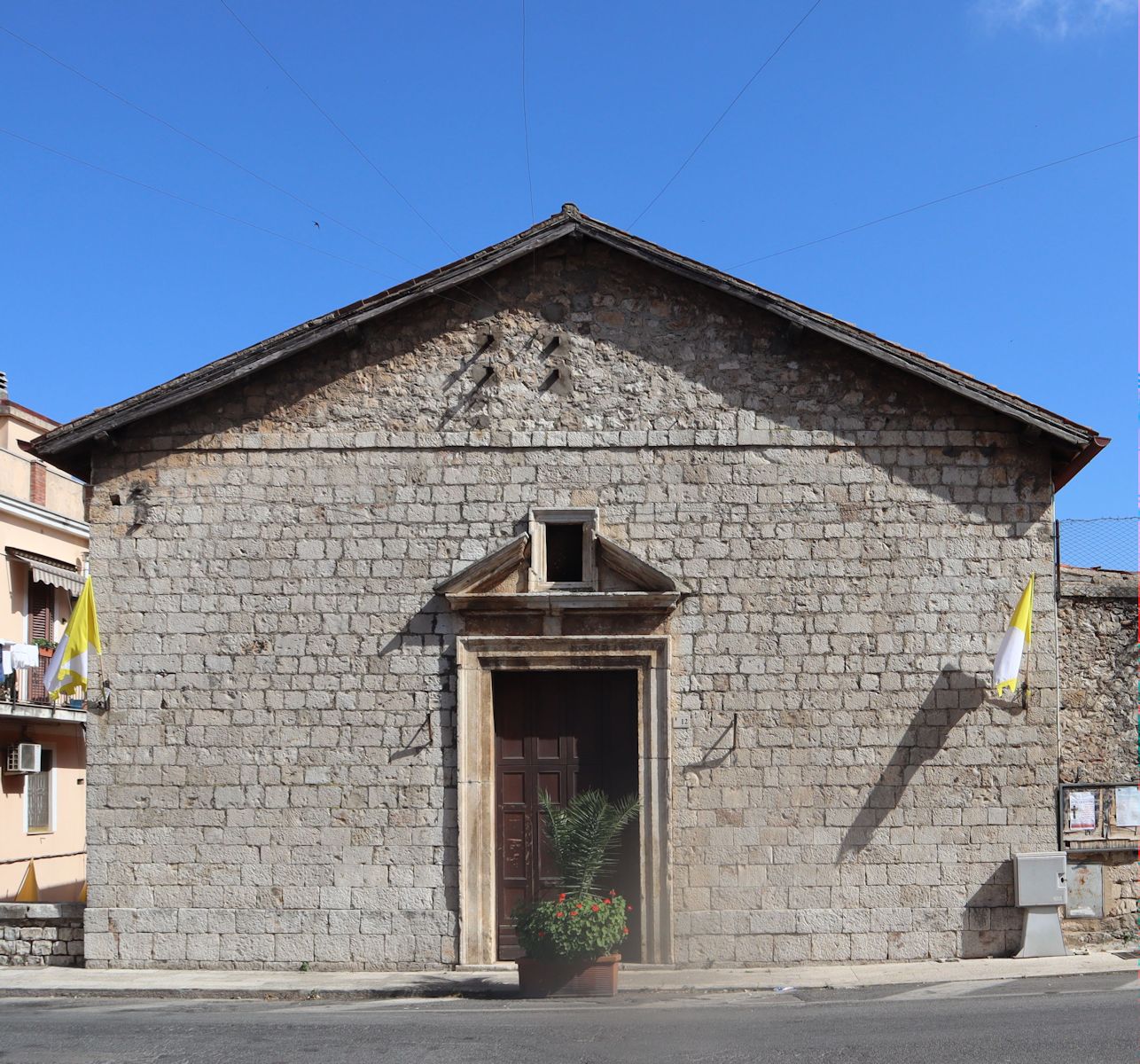 Eingang zur - sehr ungewöhnlichen - Dominikanerkirche in Priverno