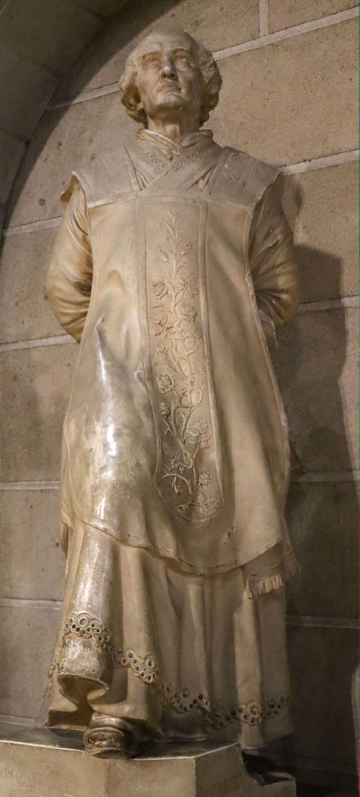 Statue in der Mauritius geweihten Kathedrale in Angers