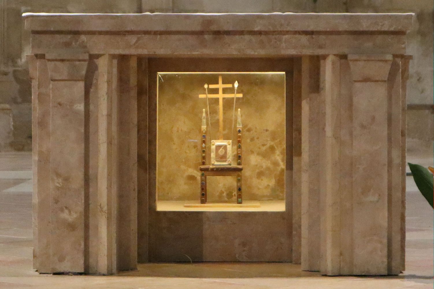 Die Nazarius-Berührungsreliquie, heute im Volksaltar der neuen Kathedrale Saint-Lazare in Autun