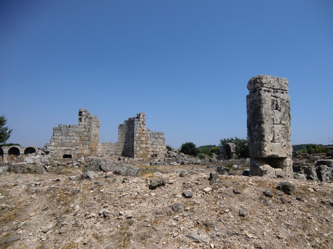 Reste von einer der vier Basiliken in Perge
