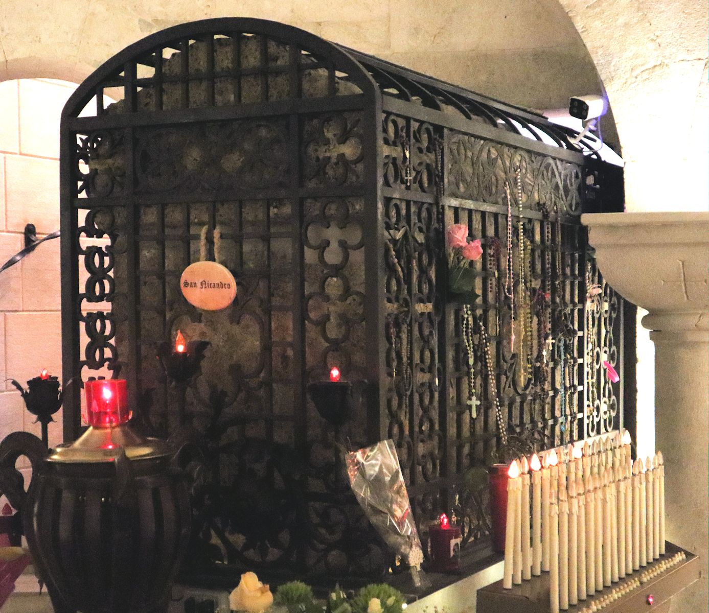 Nicanders Sarkophag in der Krypta der Klosterkirche in Venafro