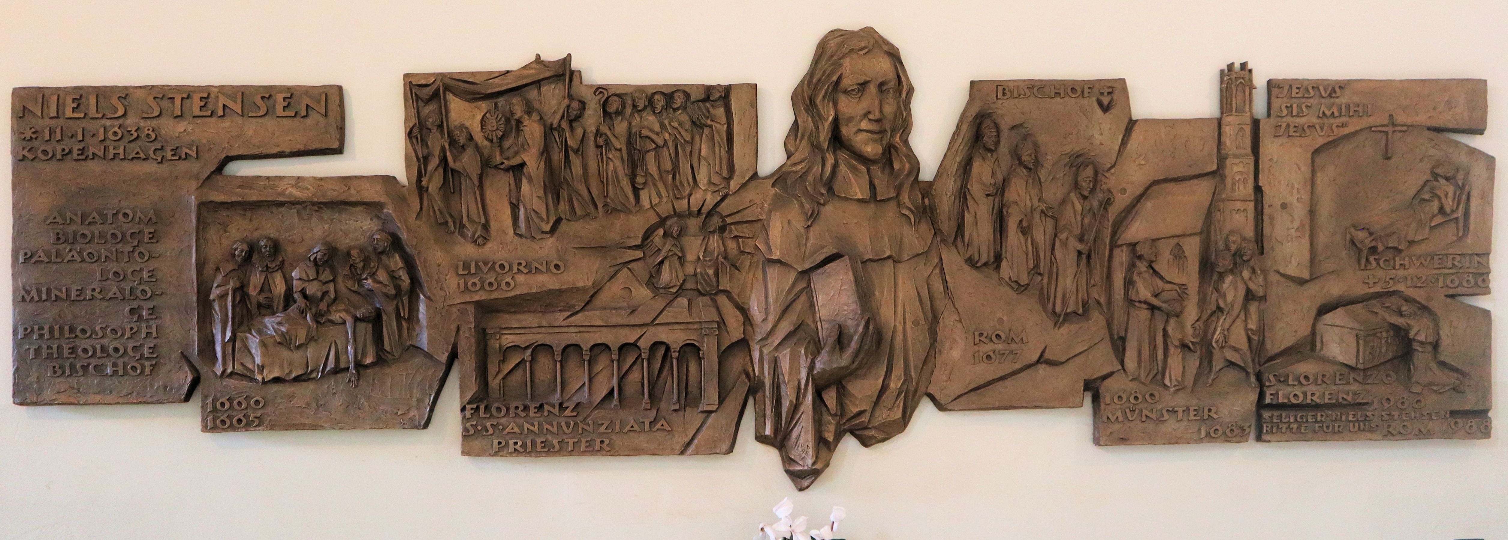 Paul Brandenburg: Bronzerelief mit Stensens Lebensstationen, 1984/1985, in der Kirche St. Anna in Schwerin