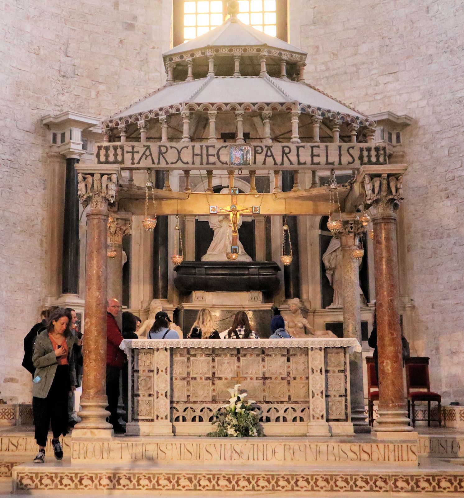 Ziborium und Hauptaltar, um 1150, in der Nikolaus-Basilika in Bari