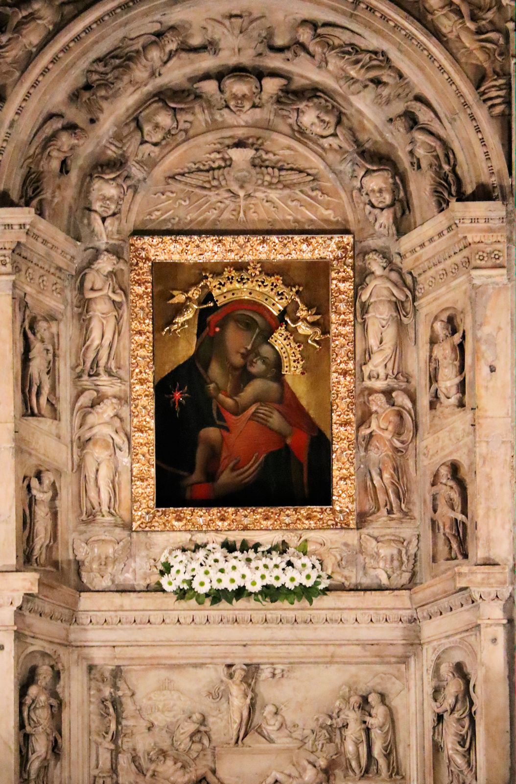 Gnadenbild „Maria bruna<” in der Kirche Santa Maria del Carmine Maggiore in Neapel