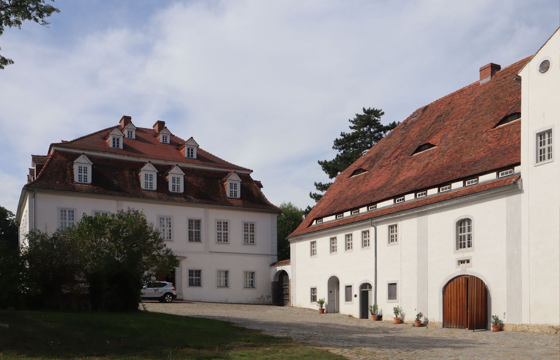 „Schloss” in Berthelsdorf. Inschrift über der Tür, 1721: „Hier übernachten wir als Gäste, drum ist dies Haus nicht schön und feste (Sacharja 9, 12) / So recht, wir haben noch ein Haus im Himmel, das sieht anders aus (2. Korintherbrief 5, 12)”