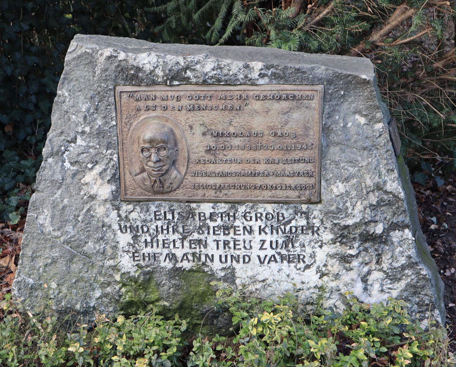 Gedenkstein nahe der Propsteikirche St. Gertrud in Bochum-Wattenscheid