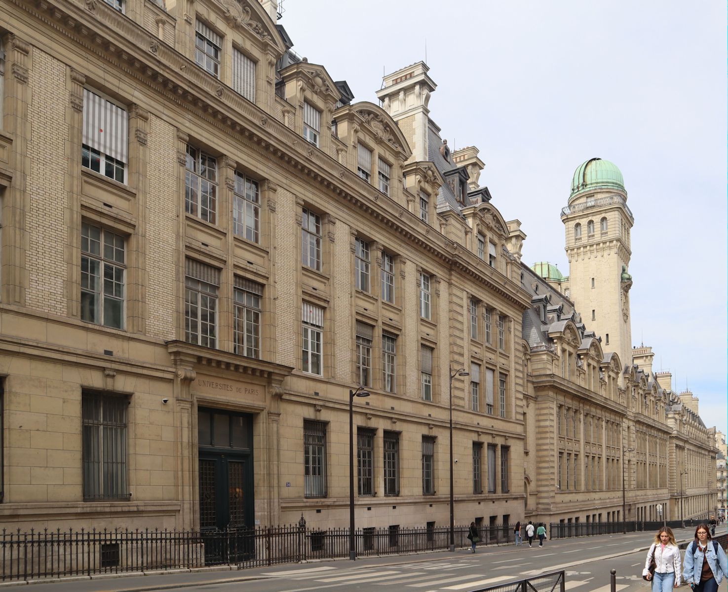 Rückseite der Universität Sorbonne in Paris