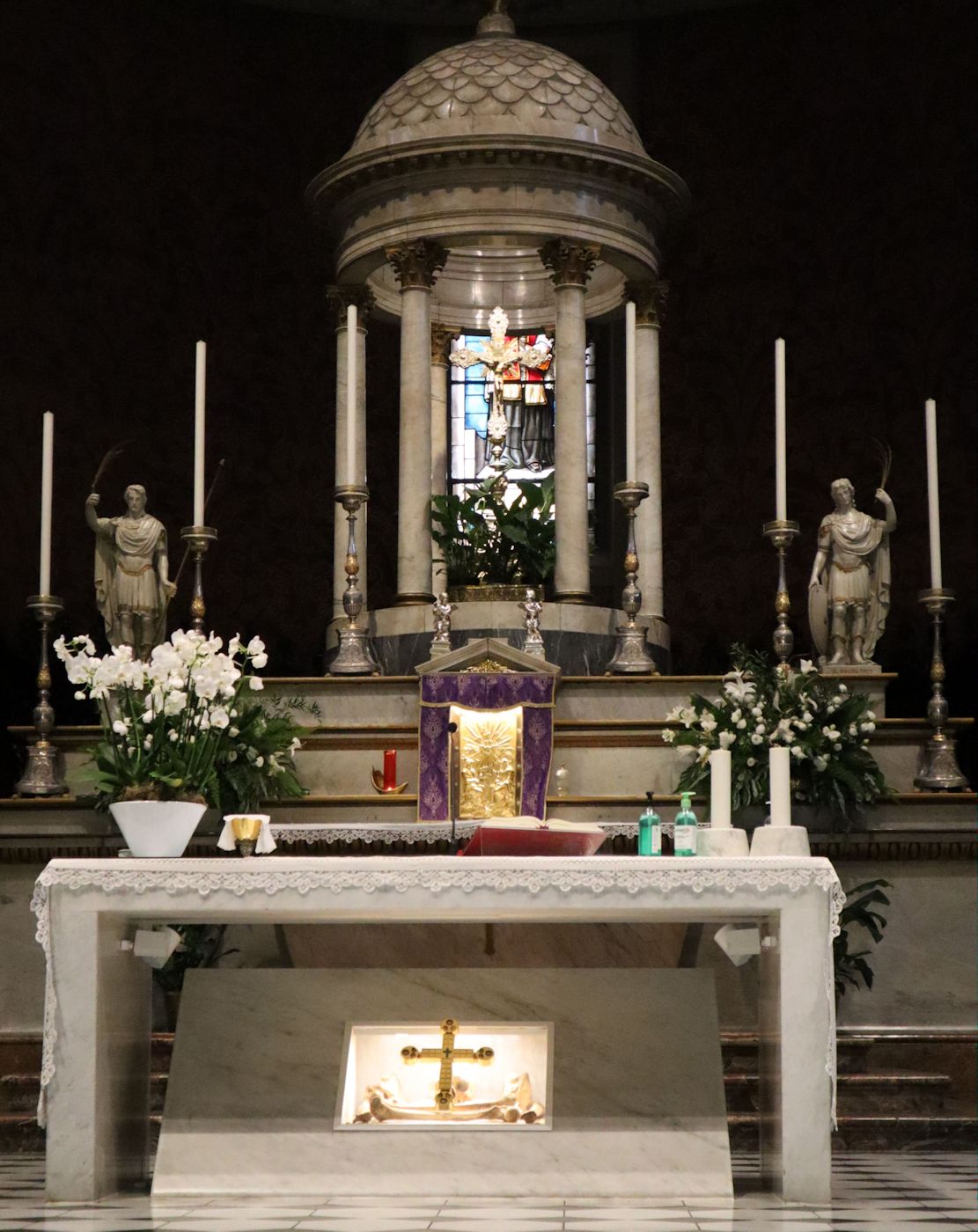 Nikolaus' Beinreliquie in derStiftskirche</a> in Sondrio