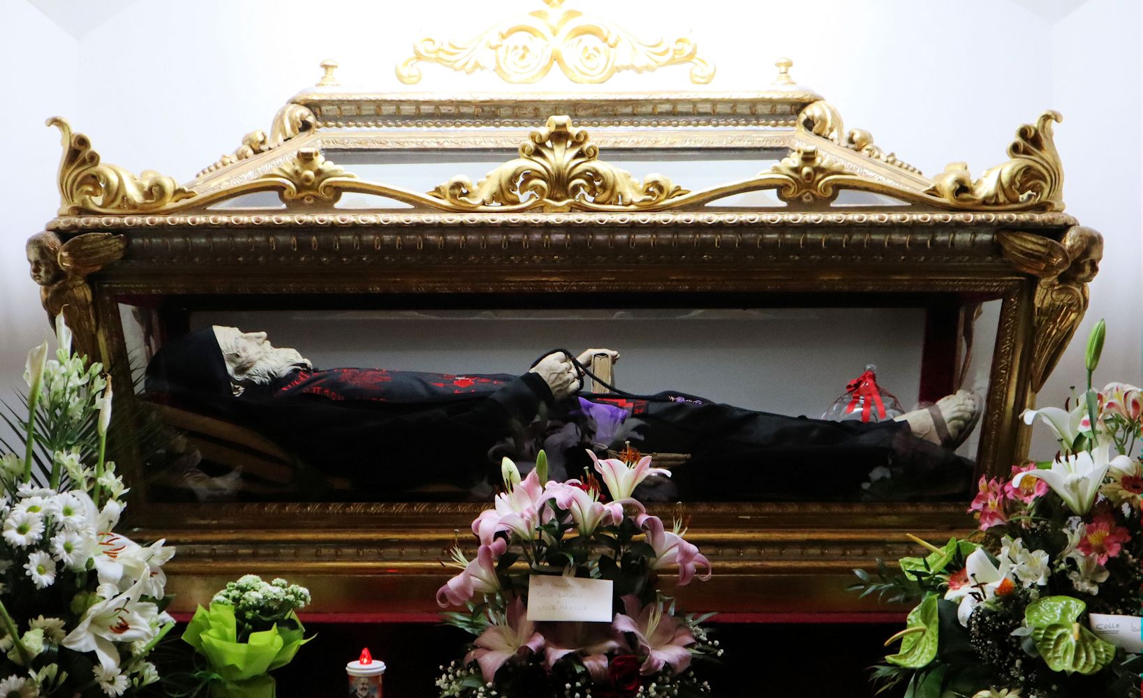 Liegefigur in der Kirche San Francesco, die zudem Nikolaus geweiht ist, in Guardiagrele