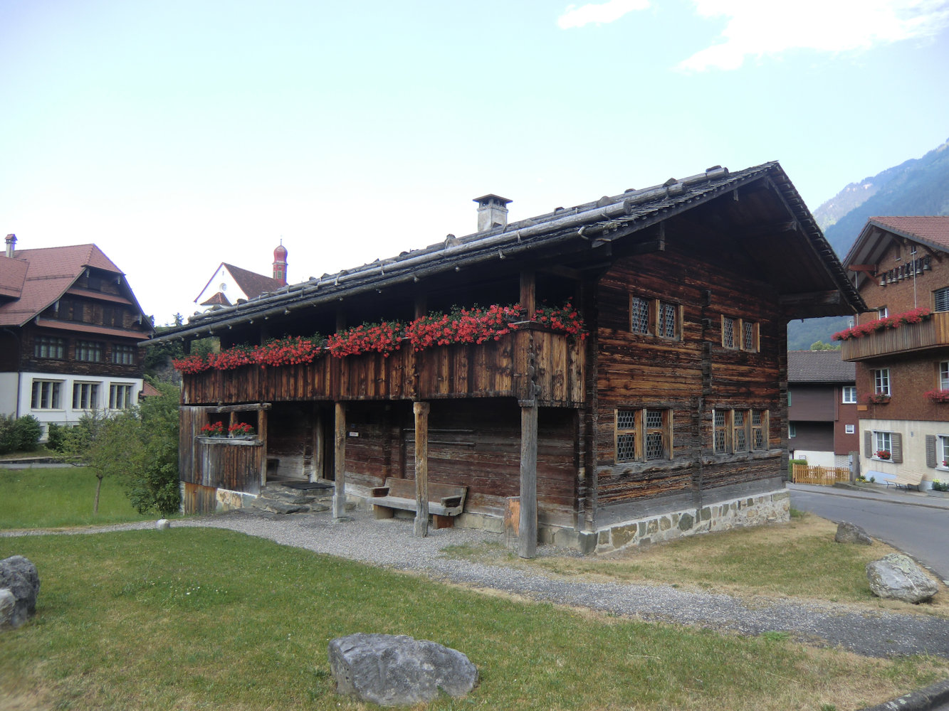 Nikloaus' Geburtshaus in Flüeli. Das Haus wurde mehrfach vergrößert und umgebaut, schließlich 1925 mit alten Materialien restauriert; im Keller finden sich Reste des damaligen Hauses