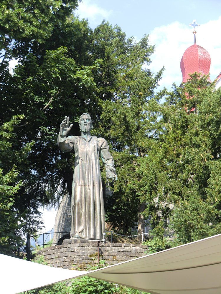 Albert Wider: Statue, 1947, am Feierplatz vor der Kapelle St. Barromäus in Flüeli