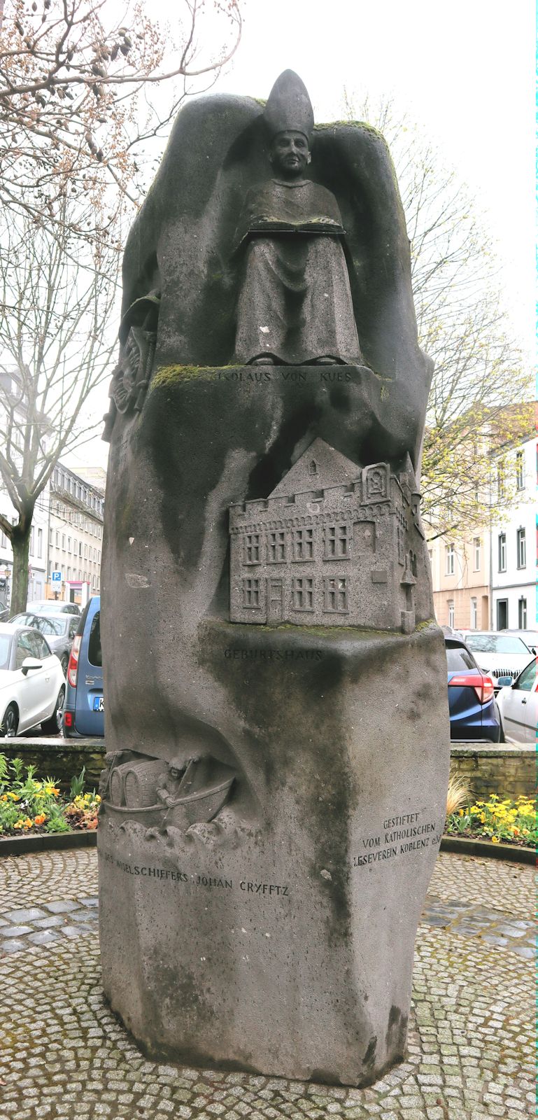 Denkmal für Nikolaus vor der - heute evangelischen - Kirche St. Florin in Koblenz