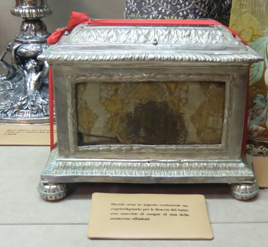 Reliquiar mit Arm- und Blutreliquie, in der Kapelle der heiligen Arme der Basilica di San Nicola in Tolentino