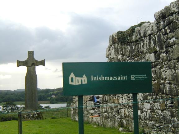Ruinen des Klosters auf Inishmacsaint; das Kreuz sei das älteste in Irland erhaltene