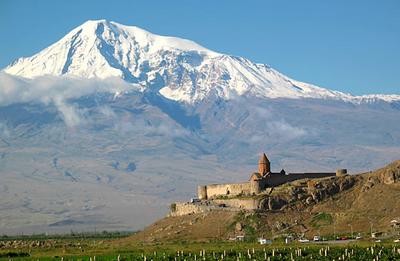 Der Berg Ararat, im Vordergrund das Kloster Virap in Armenien