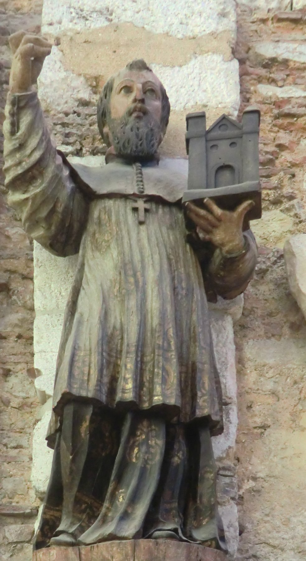 Statue im ehemaligen Kloster der Karmeliter in Lissabon