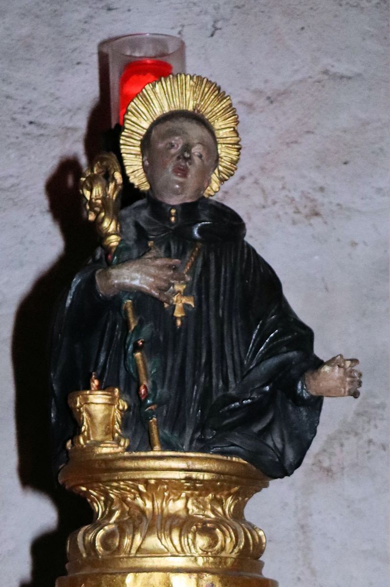 Statue auf dem Nonnosus-Sarg, in der Krypta des Domes in Freising