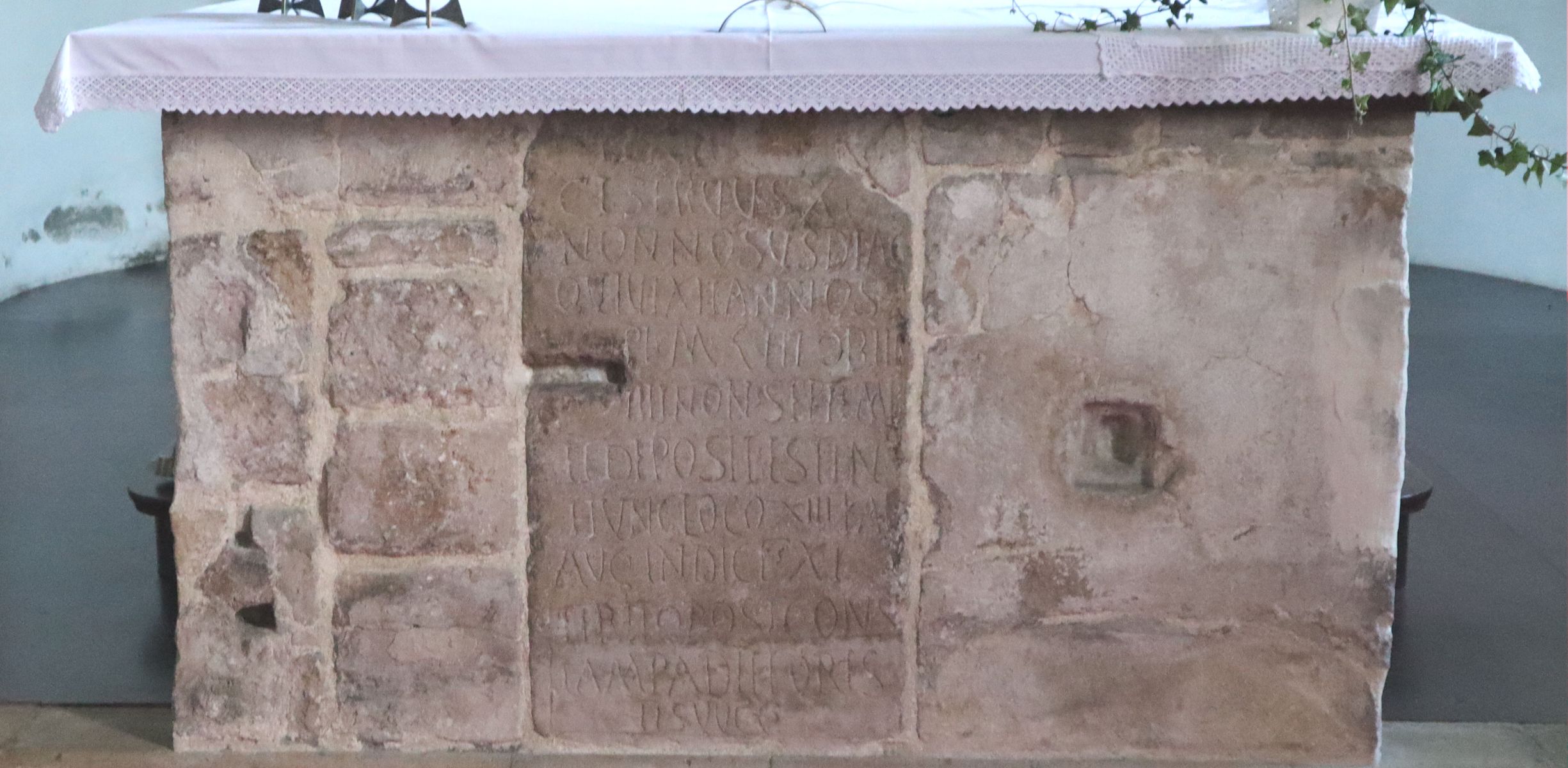 Nonnosus' Grabplatte, jetzt eingemauert in den Volksaltar der Kirche in Molzbichl