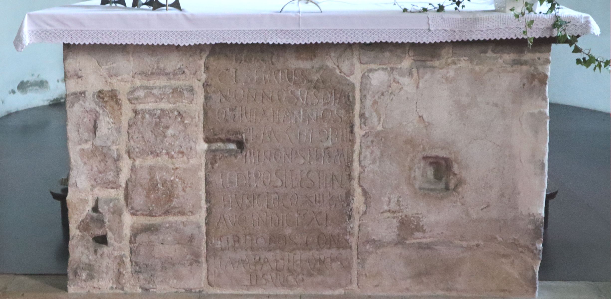 Nonnosus' Grabplatte, jetzt eingemauert in den Volksaltar der Kirche in Molzbichl