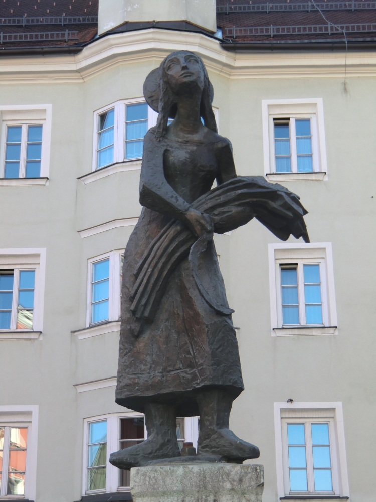 Brunnenfigur auf dem Sparkassenplatz in Rattenberg
