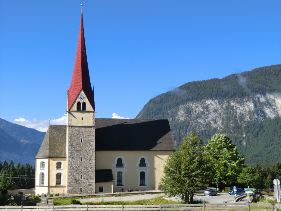 Notburgakirche in Eben am Achensee in Tirol, erbaut 1736 bis 1738 an der Stelle des Vorgängerbaus, der auf eine Rupert von Salzburg geweihte Kapelle aus dem 14. Jahrhundert zurückging
