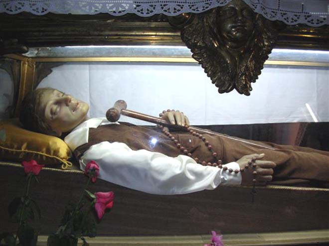 Nunzio Sulprizios unversehrter Leichnam im Glassarg in der Kirche San Domenico Soriano in Neapel