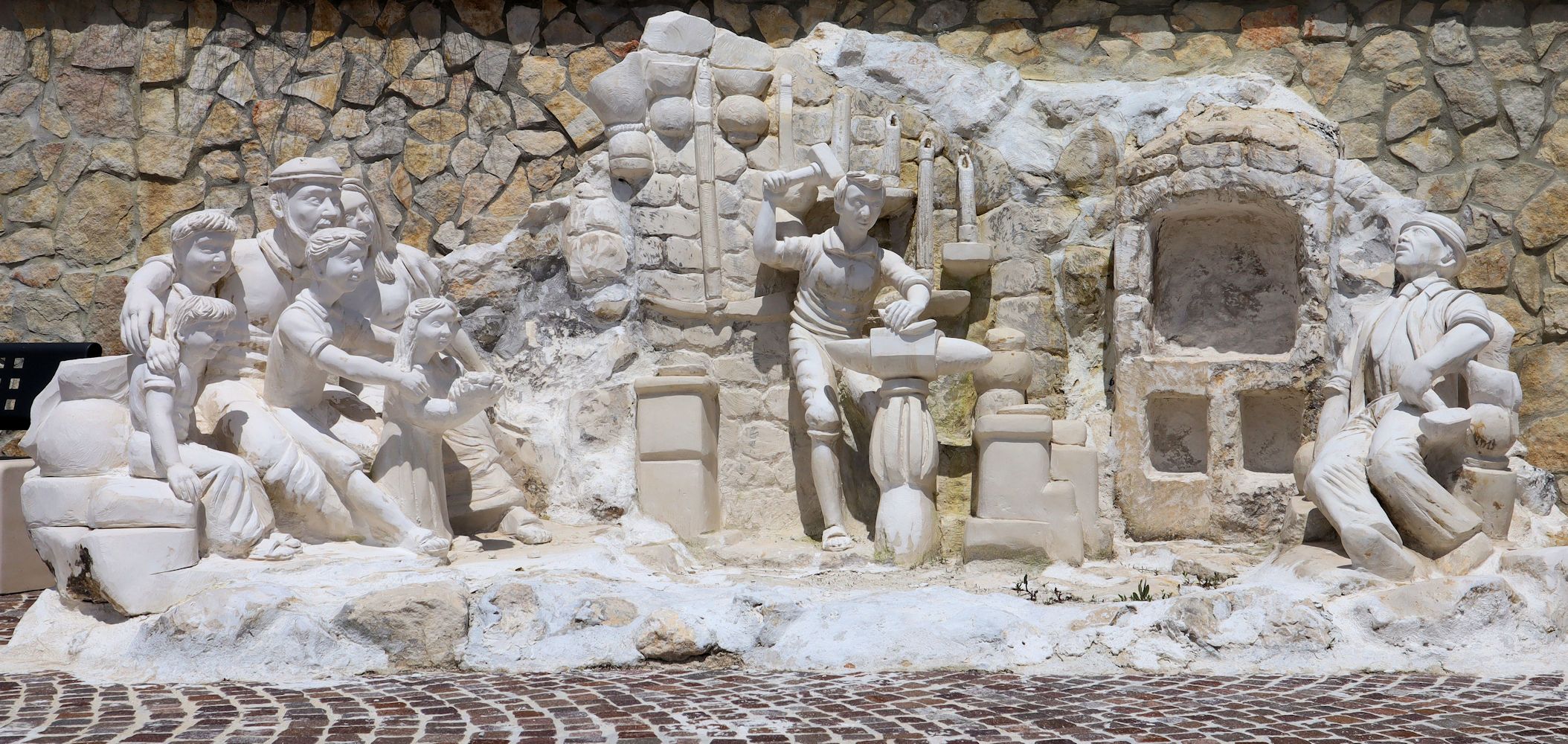 Skulptur am Sanktuarium in Pescosansonesco