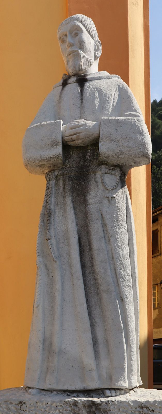 Statue vor der Kirche in Niardo