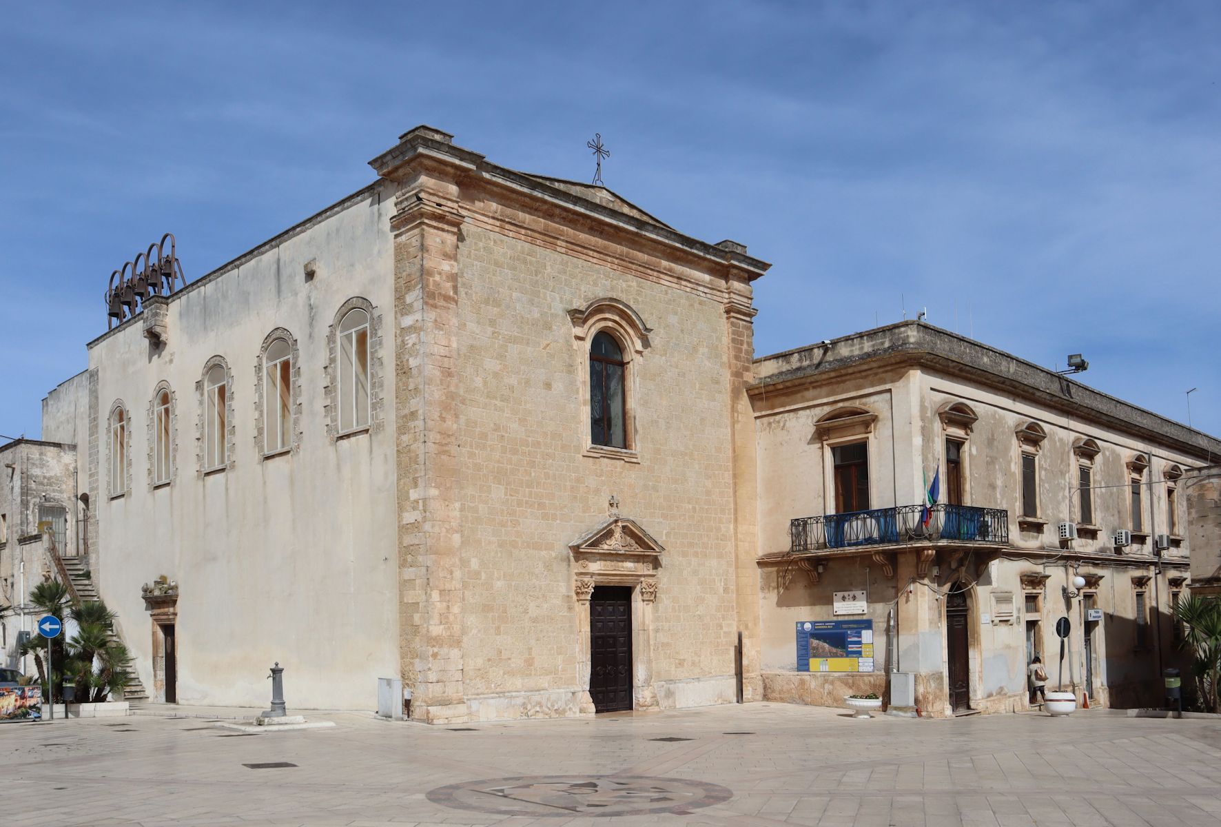 Kirche< und ehemaliges Kloster der Karmeliter in Carovigno