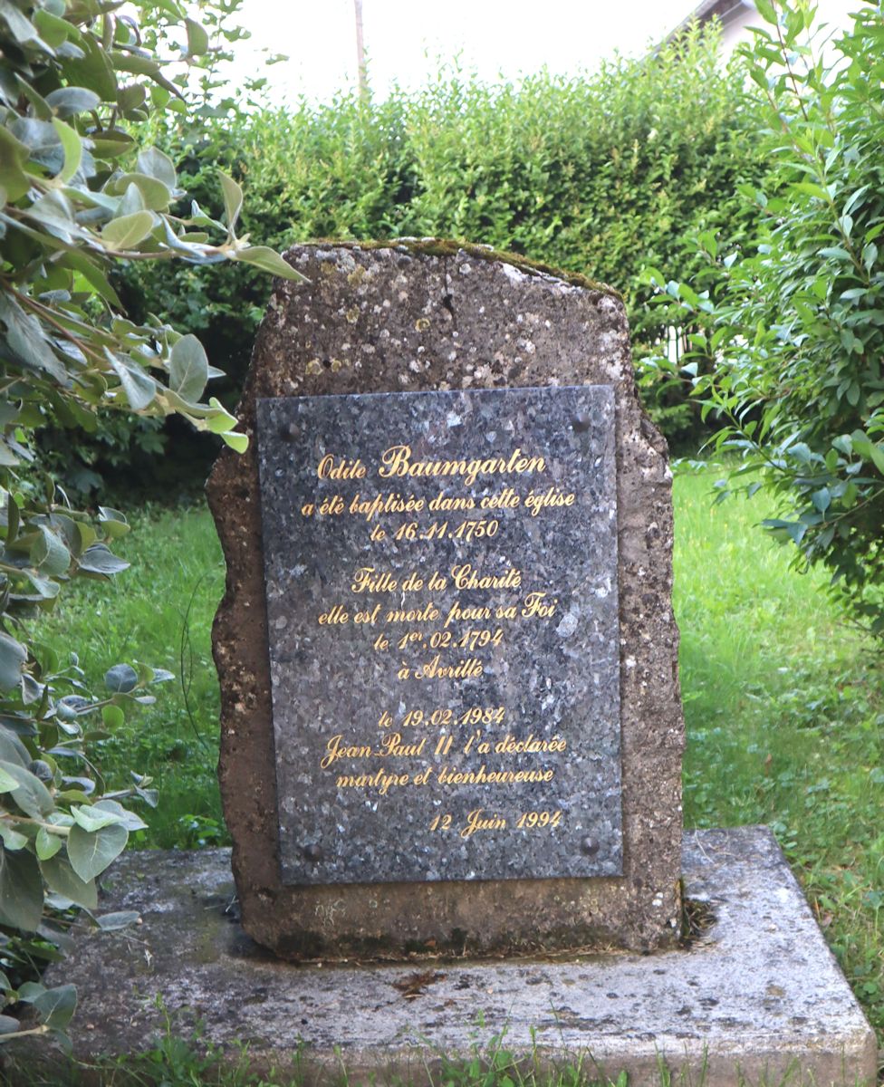 Gedenkstein vor der Pfarrkirche in Gondrexange