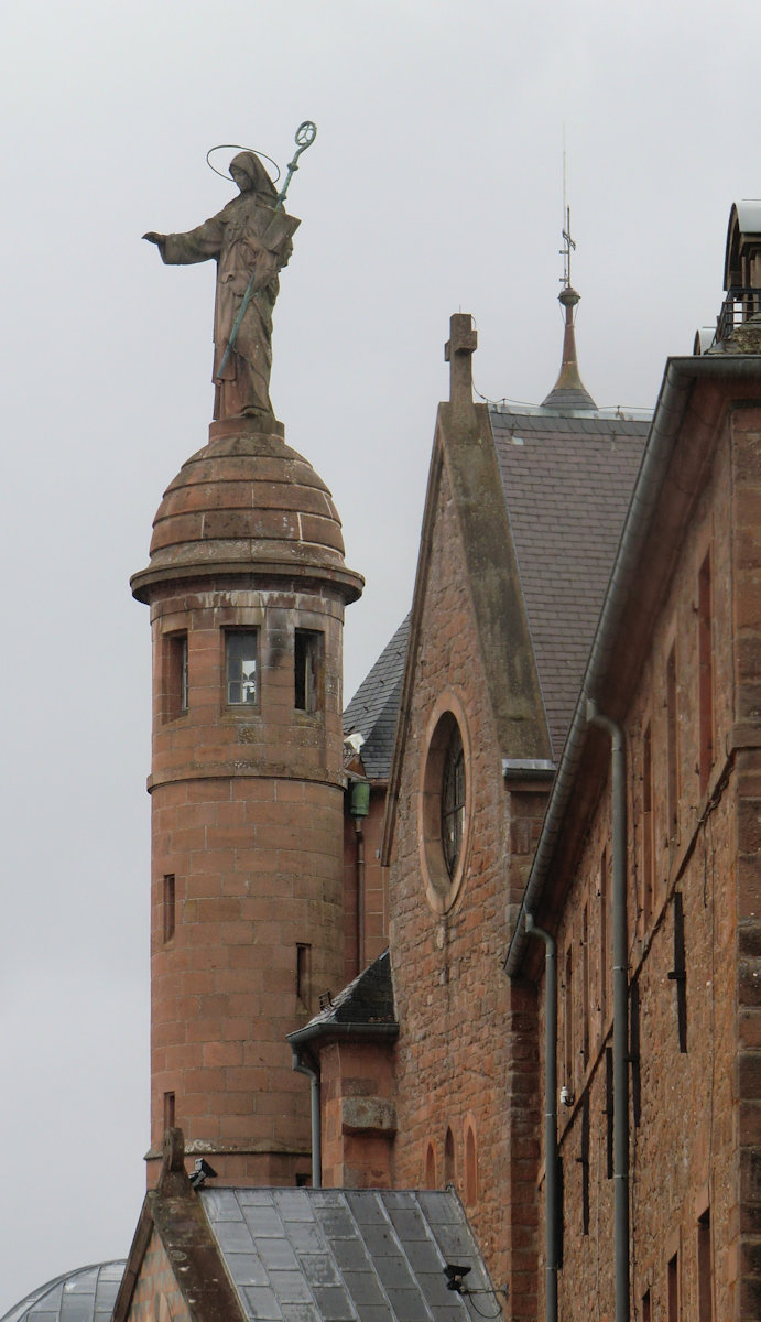 Odilia segnet das Elsass. Statue auf dem Dach des Klosters